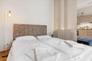 En eller flere senge i et værelse på Arbio I Design Studio near Deutsche Oper Berlin