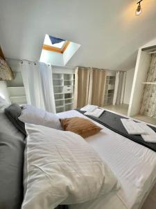 Posteľ alebo postele v izbe v ubytovaní NEW, La Bon'appart, Climatisation, Parking, Jardin, Vue