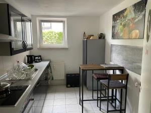 a kitchen with a small table and a refrigerator at Haus der 5 Elemente mit Gemeinschaftsbad in Göttingen