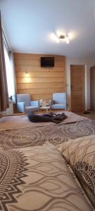 ムジャシフレにあるU Biziomaのベッド、椅子、薄型テレビが備わる客室です。