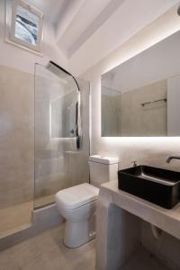 アポロニアにあるEsmeralda Apartmentsのトイレと洗面台付きのバスルーム +47枚の写真