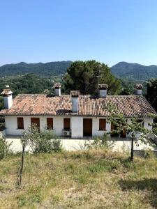 Caenere的住宿－Tenuta da Mosè con vista sui colli asolani，山坡上带瓦屋顶的古老房屋