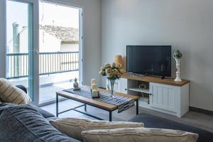 sala de estar con sofá y TV en Luxurious Appartement mediterraneo, en Altea
