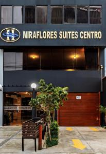 una panchina seduta di fronte a un edificio di Miraflores Suites Centro a Lima