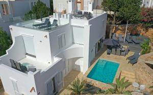 - une vue aérienne sur une maison blanche dotée d'une piscine dans l'établissement Casa Palm Tree, à San José