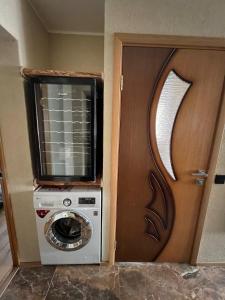 uma porta com uma máquina de lavar roupa e um micro-ondas em Tallinna tn. 18 em Kuressaare