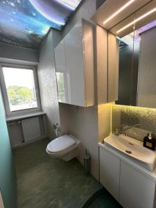 uma casa de banho com um WC, um lavatório e uma janela em Tallinna tn. 18 em Kuressaare