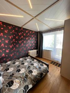 um quarto com uma cama com uma parede floral em Tallinna tn. 18 em Kuressaare
