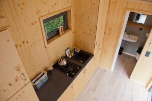 uma vista superior de uma cozinha numa pequena casa em Tiny House Nature 9 - Green Tiny Village Harz em Osterode