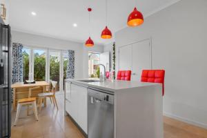 Una cocina o cocineta en Lux Modern 3BR Family House -Fenced Yard - Big TV