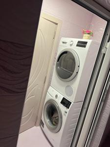 a washing machine in a bathroom with a mirror at Къща за гости ТАТЯНА / GUEST HOUSE TATIANA in Petrich