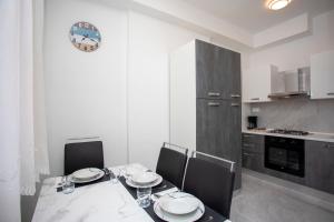 Kuchyň nebo kuchyňský kout v ubytování Apartmani Marica