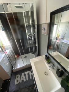 y baño con lavabo, ducha y bañera. en LA MAISON DE BARLEST - LOURDES en Barlest