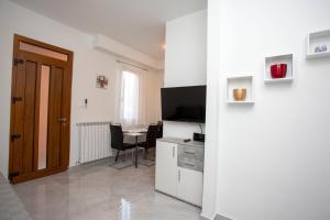 TV a/nebo společenská místnost v ubytování Apartmani Marica