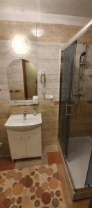 łazienka z prysznicem, umywalką i lustrem w obiekcie Villa Eden & Restaurant w mieście Ełk +30 zdjęć