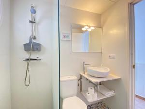 ロザスにあるAPARTAMENTOS AQUARIUM. (2A) PERFECT FOR 2.のバスルーム(トイレ、洗面台、シャワー付)