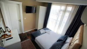Postel nebo postele na pokoji v ubytování Cape Palace Hotel