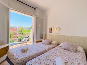 Cama ou camas em um quarto em APARTAMENTOS AQUARIUM. (2A) PERFECT FOR 2.