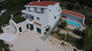 widok z powietrza na biały dom z basenem w obiekcie Villa Tonka w Makarskiej