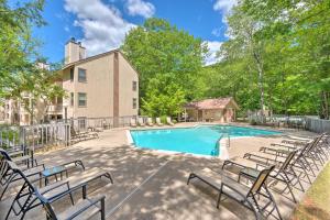 Πισίνα στο ή κοντά στο Riverfront Retreat with Deck 1 Mi to Loon Mtn!