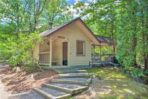 Κήπος έξω από το Riverfront Retreat with Deck 1 Mi to Loon Mtn!