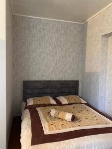 เตียงในห้องที่ Дом в аренду - Kharberd House, долгосрочная и краткосрочная аренда