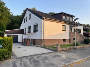 ein Haus auf einer Straße mit Straßenbeleuchtung in der Unterkunft Haus der 5 Elemente mit Gemeinschaftsbad in Göttingen