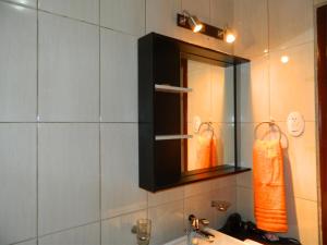 y baño con lavabo y espejo. en ItsaHome Apartments - Torre Santos, en Quito