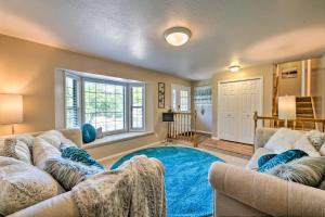 un soggiorno con un grande divano e un tappeto blu di Layton Cabin and Spa with Private Sauna and Hot Tub! a Layton