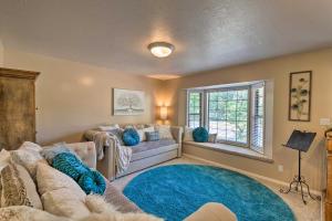 un soggiorno con divano e tappeto blu di Layton Cabin and Spa with Private Sauna and Hot Tub! a Layton