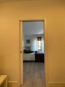 Una puerta que conduce a un dormitorio con cama en Sweet relax, en Cassino
