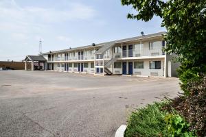 an empty parking lot in front of a building at Motel 6-Saint Joseph, MO in Saint Joseph