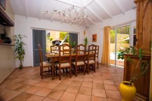 Posezení v ubytování Spacious Villa with Ocean and Mountain view-4 beds