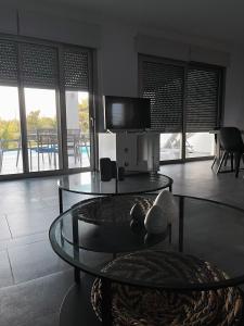 波多河麗的住宿－Porto-Cheli Sunset View House，客厅配有玻璃桌和一些椅子