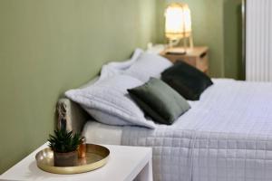 Llit o llits en una habitació de Μικρό διαμέρισμα της Αγγελικής με αυλή και parking