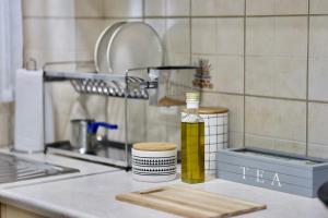 Eldhús eða eldhúskrókur á Μικρό διαμέρισμα της Αγγελικής με αυλή και parking