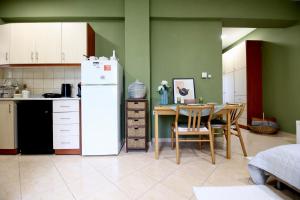 Eldhús eða eldhúskrókur á Μικρό διαμέρισμα της Αγγελικής με αυλή και parking