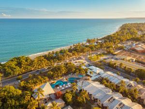 z powietrza widok na ośrodek i ocean w obiekcie Portobello Praia w mieście Porto Seguro