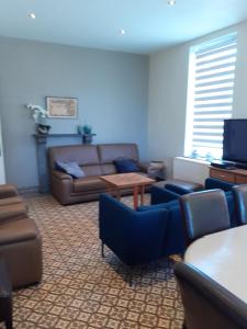 a living room with a couch and a table at Vic Va la Vie in Éprave