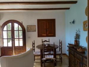 comedor con mesa, sillas y ventana en Barlovento, en La Canuta