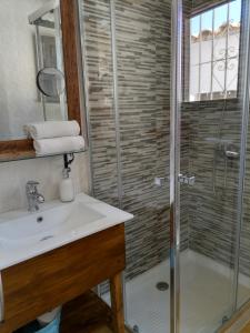 een badkamer met een wastafel en een douche bij Barlovento in La Canuta