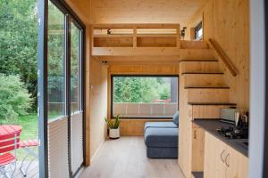 uma pequena casa com uma cozinha e uma sala de estar em Tiny House Nature 16 - Green Tiny Village Harz em Osterode