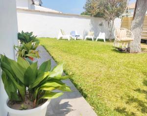 Vonkajšia záhrada v ubytovaní Preciosa Villa Independiente 100metros playa 10personas, Free Parking, Fully renovated Now