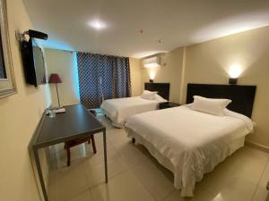 En eller flere senger på et rom på Hotel F Sur Inn