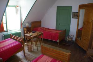 En eller flere senger på et rom på Manoir de la Loge