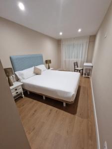 A bed or beds in a room at Apartamentos Turísticos MENCÍA