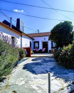 a white house with a patio and a yard at Patio da Memoria in Palmela