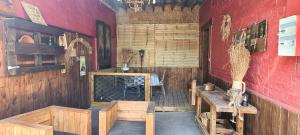 Habitación con muebles de madera y pared roja. en Au Bois Dormant, en Huby-Saint-Leu