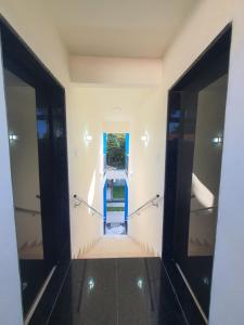 uma vista para um corredor a partir do interior de um edifício em APARTAMENTOS DO BRUNO em Arraial d'Ajuda