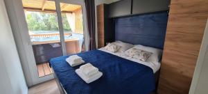 Tempat tidur dalam kamar di Mobile home KMZ
